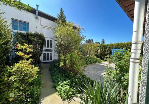 Eingang vom Haus zur Halle