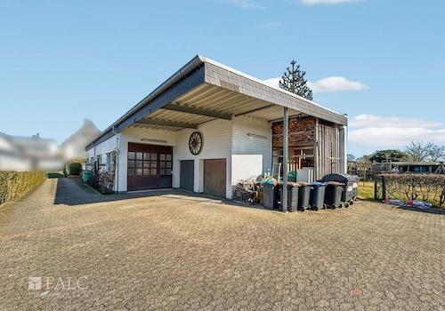 Lagerhalle mit zwei Garagen