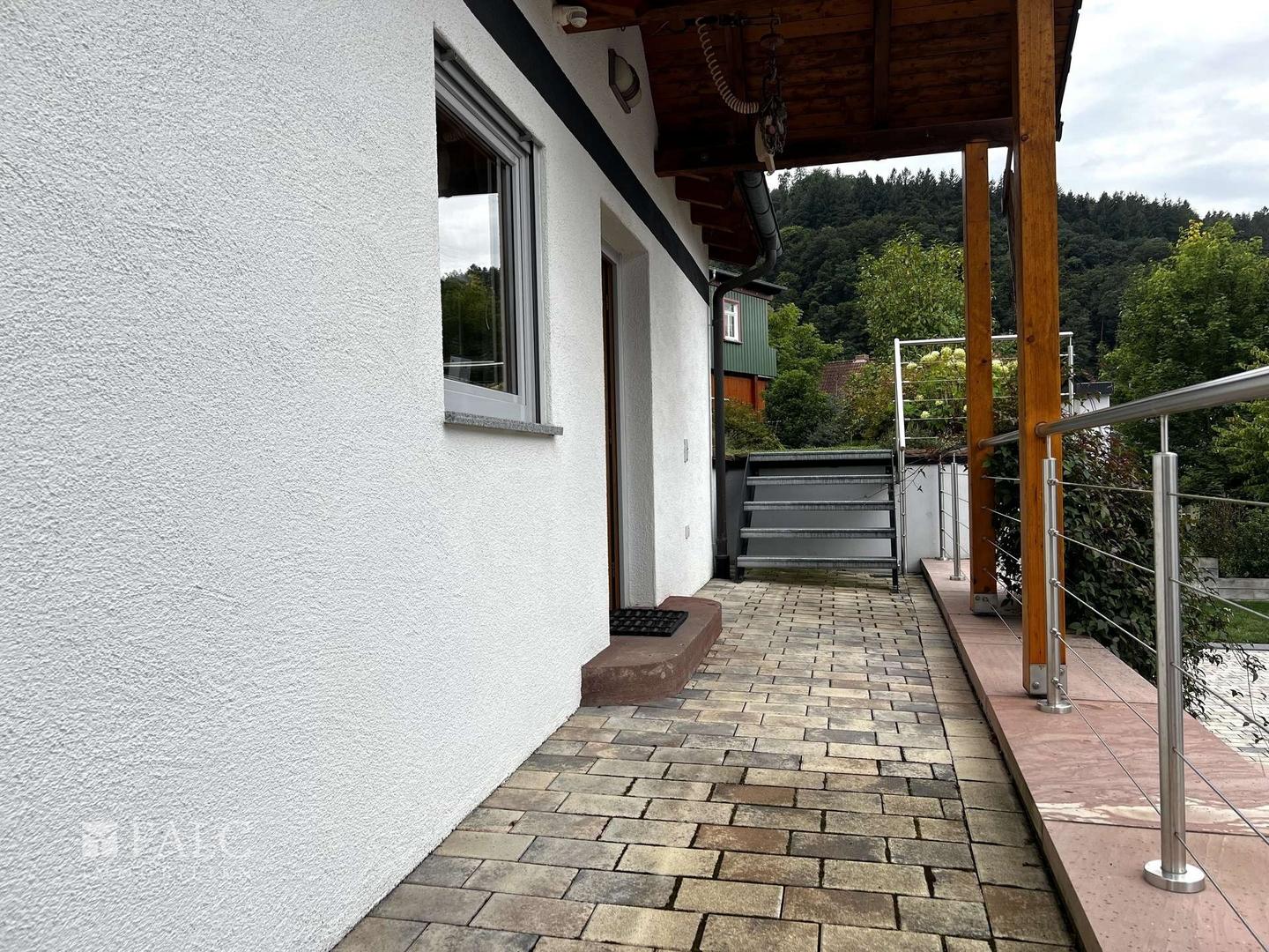 Weg zum Wellnesshaus und Außenterrasse