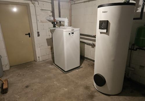 5255 - Heizungsraum mit Warmwasserspeicher