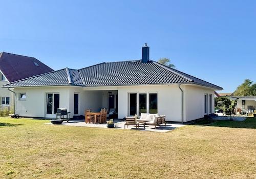 Hausansicht vom Grundstück