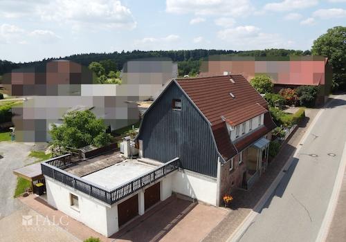 Wohnhaus mit Doppelgarage