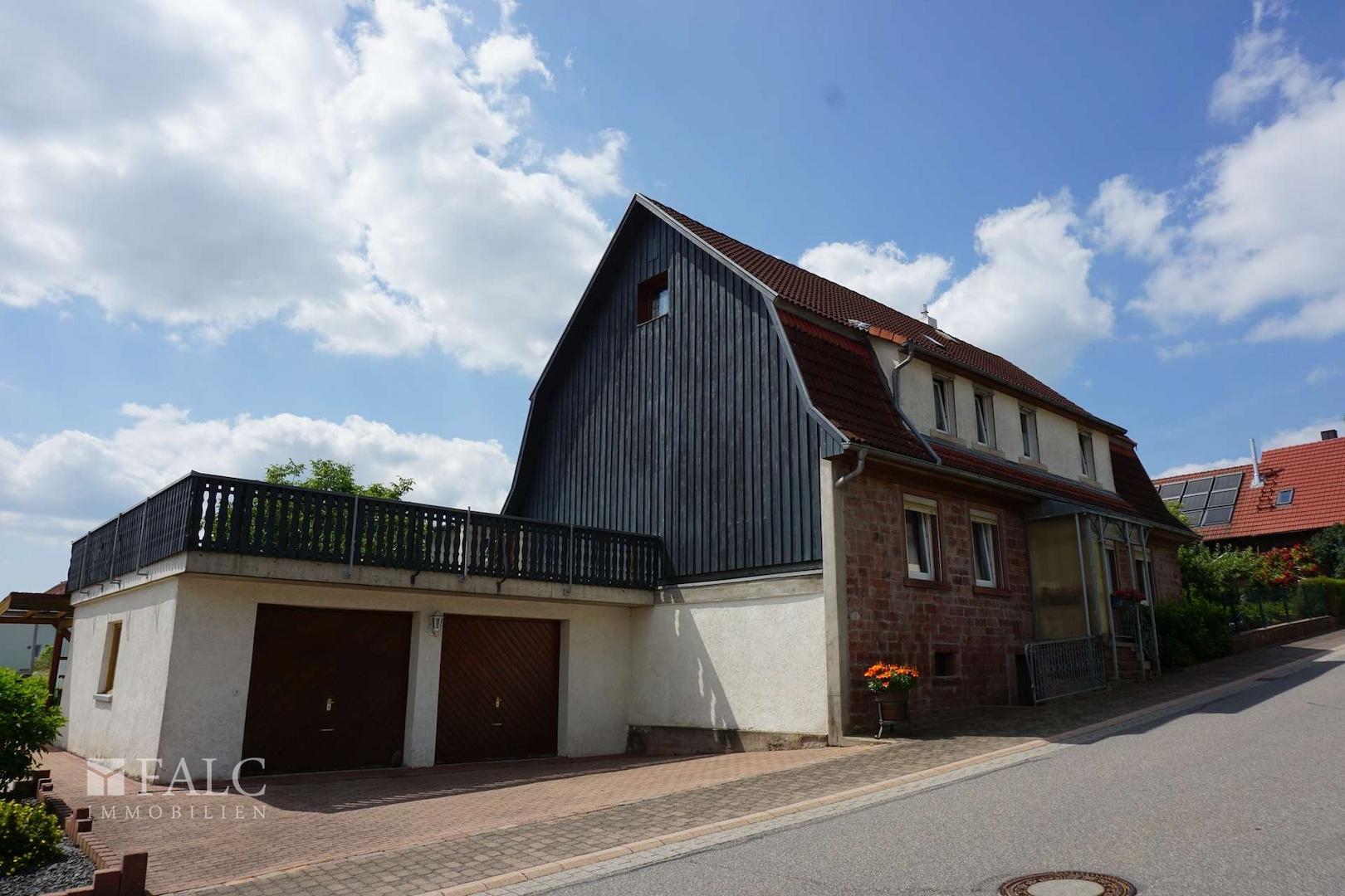 Wohnhaus mit Doppelgarage