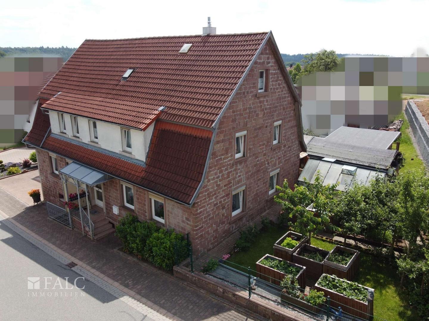 Wohnhaus mit vorderem Garten