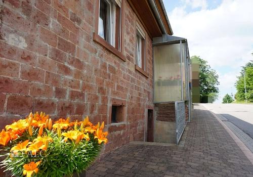 Wohnhaus mit Kellerzugang