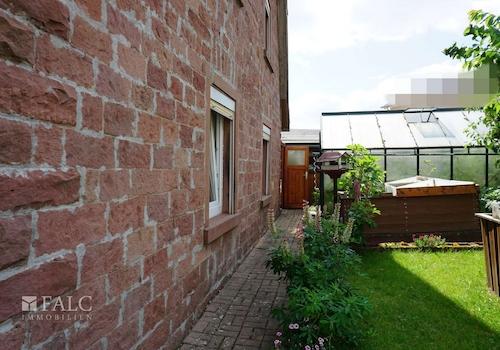 Wohnhaus mit Gartenansicht