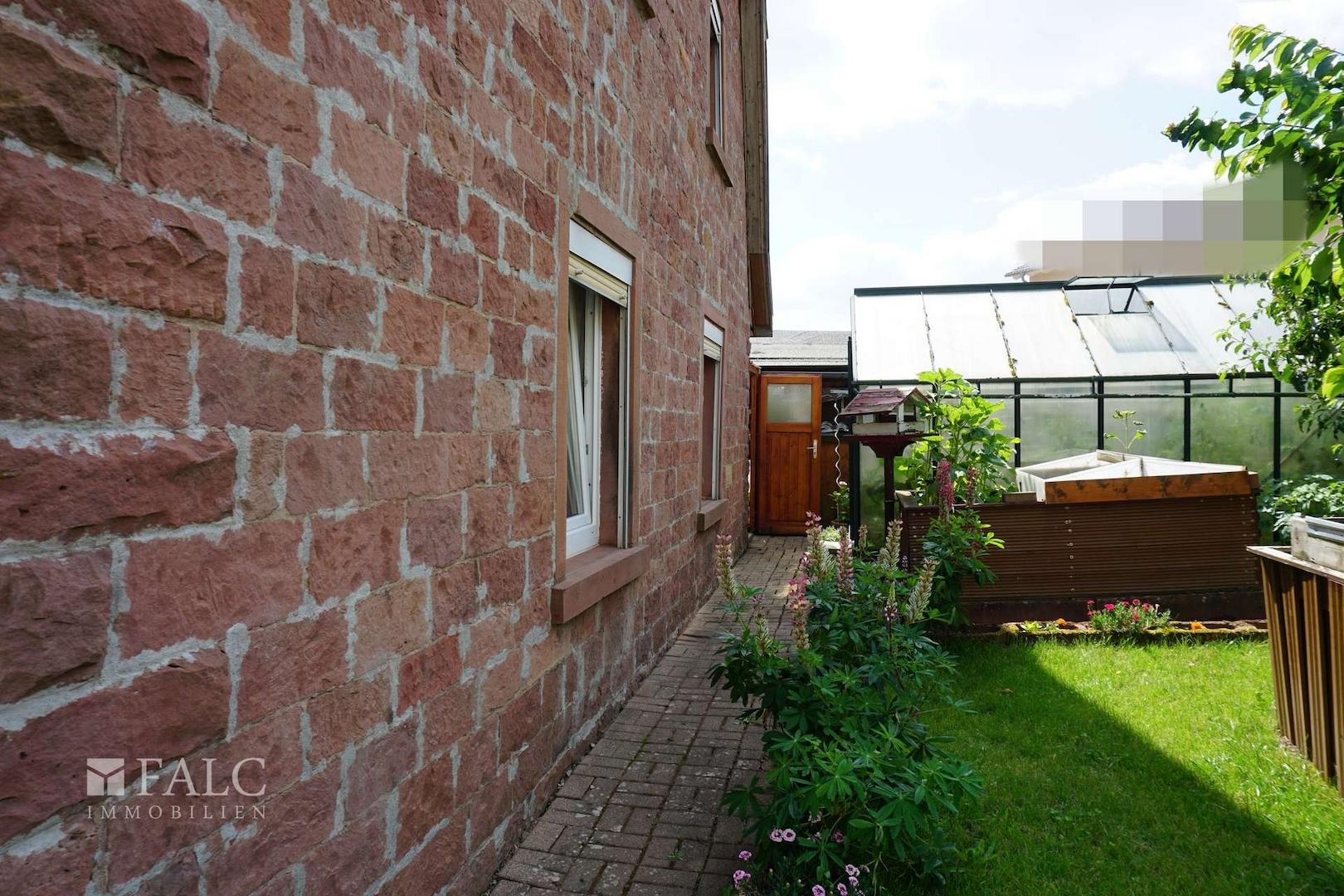 Wohnhaus mit Gartenansicht