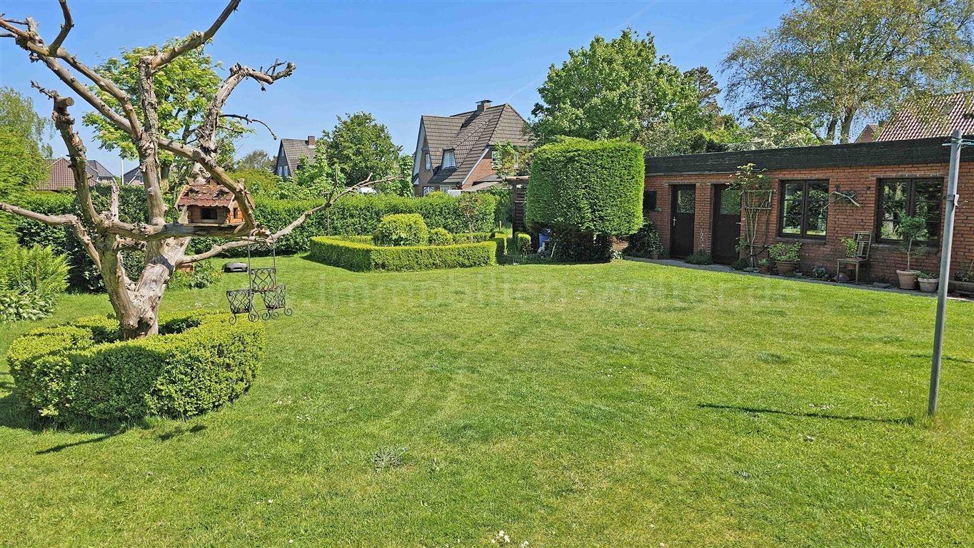 Garten mit Nebengebäude