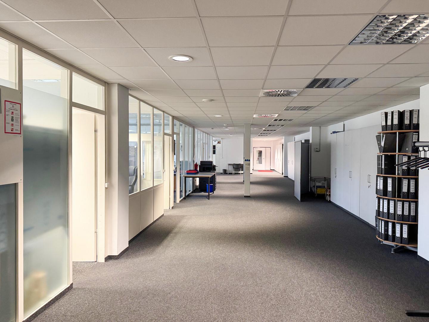 Halle 1 - UG: Flur Büroetage