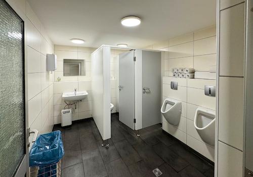 Halle 1 - EG: Herren-WC