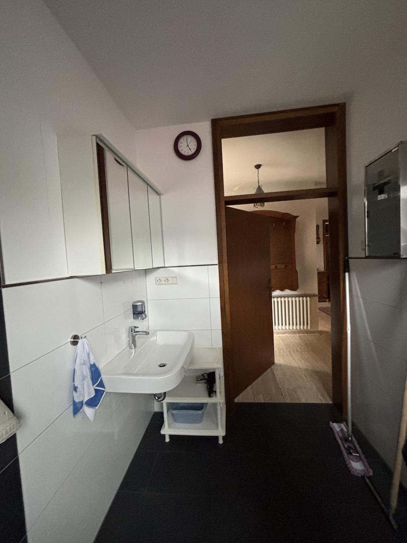 Bad im EG mit Blick zum Ausgang