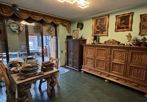 Esszimmer mit Ausgang zur Terrasse