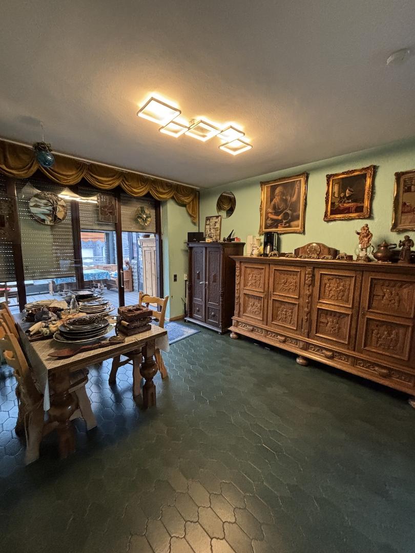 Esszimmer mit Ausgang zur Terrasse