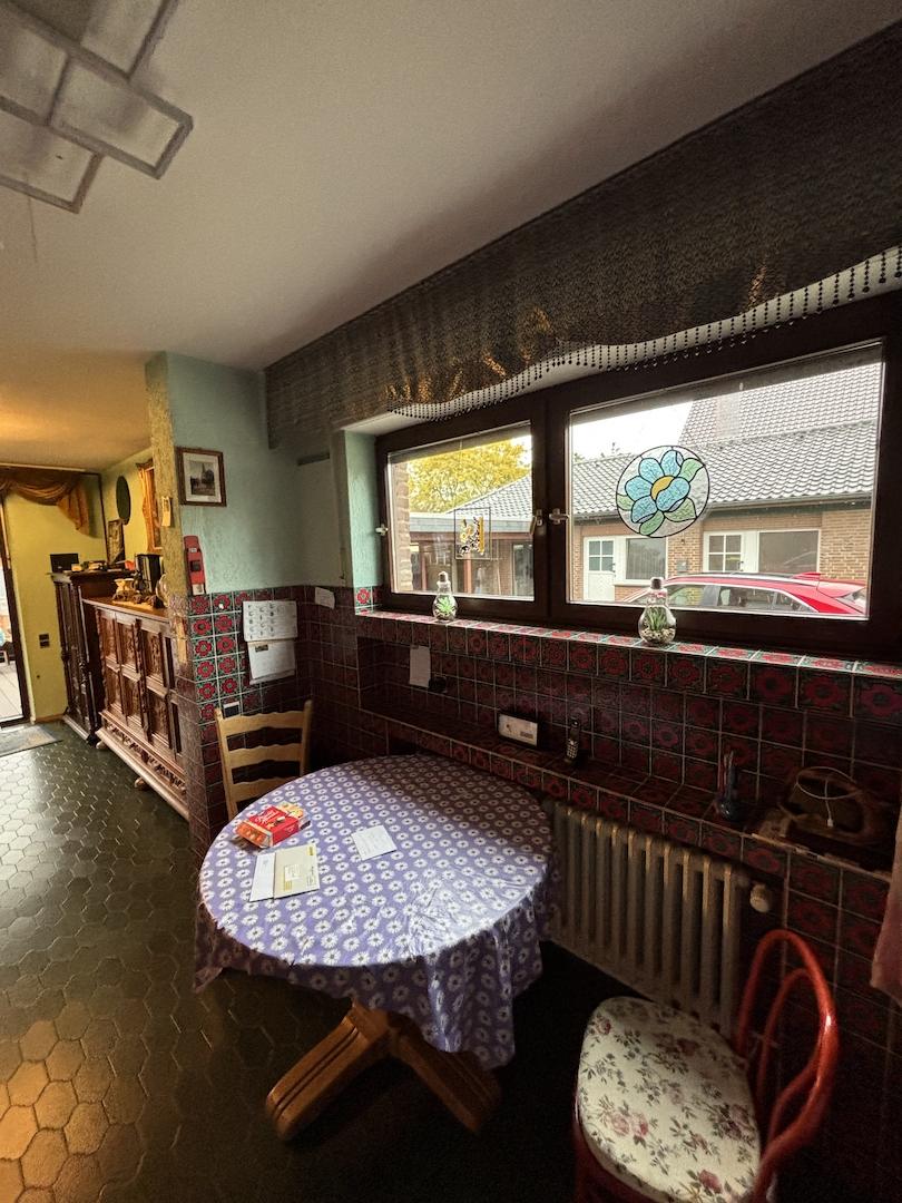 Küche mit Fenster und Blick zum Esszimmer