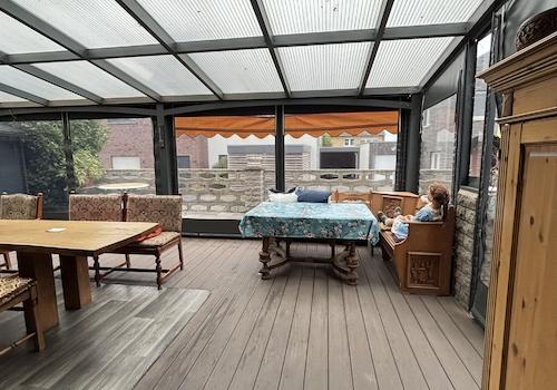 Überdachte Terrasse mit Outdoor Wintergartencharakter