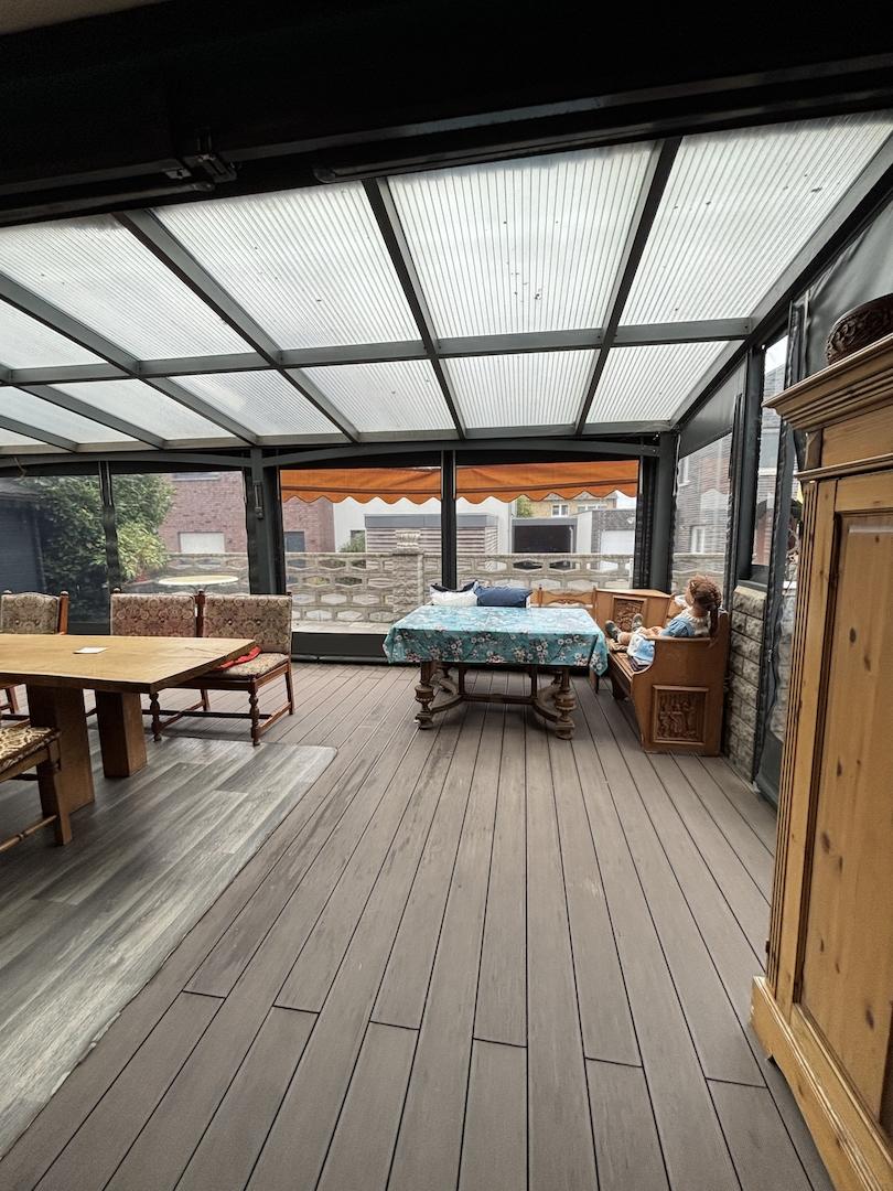 Überdachte Terrasse mit Outdoor Wintergartencharakter