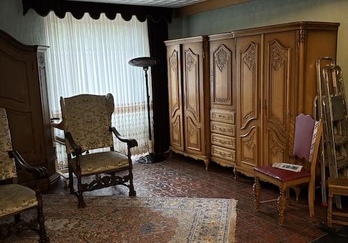 Blick ins Wohnzimmer links kleine Empore