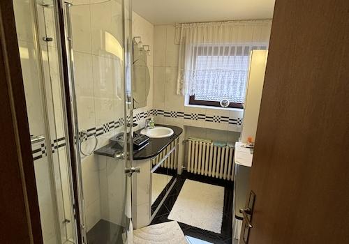 Bad mit Dusche im OG