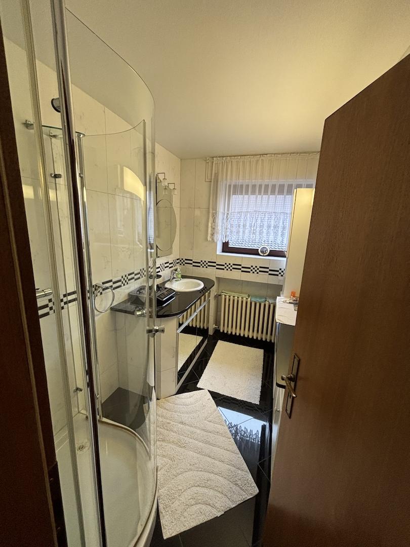 Bad mit Dusche im OG