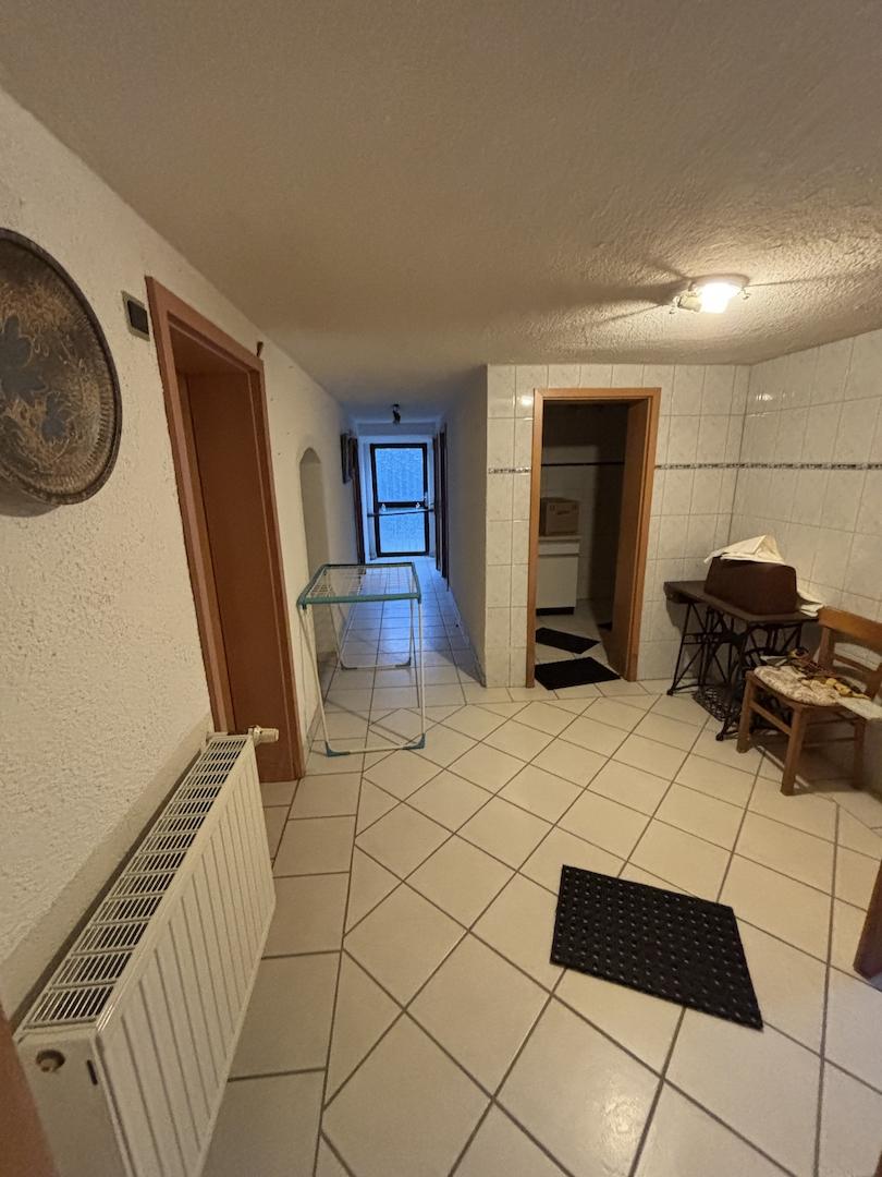 Kellerdiele mit Blick zum Hinterausgang