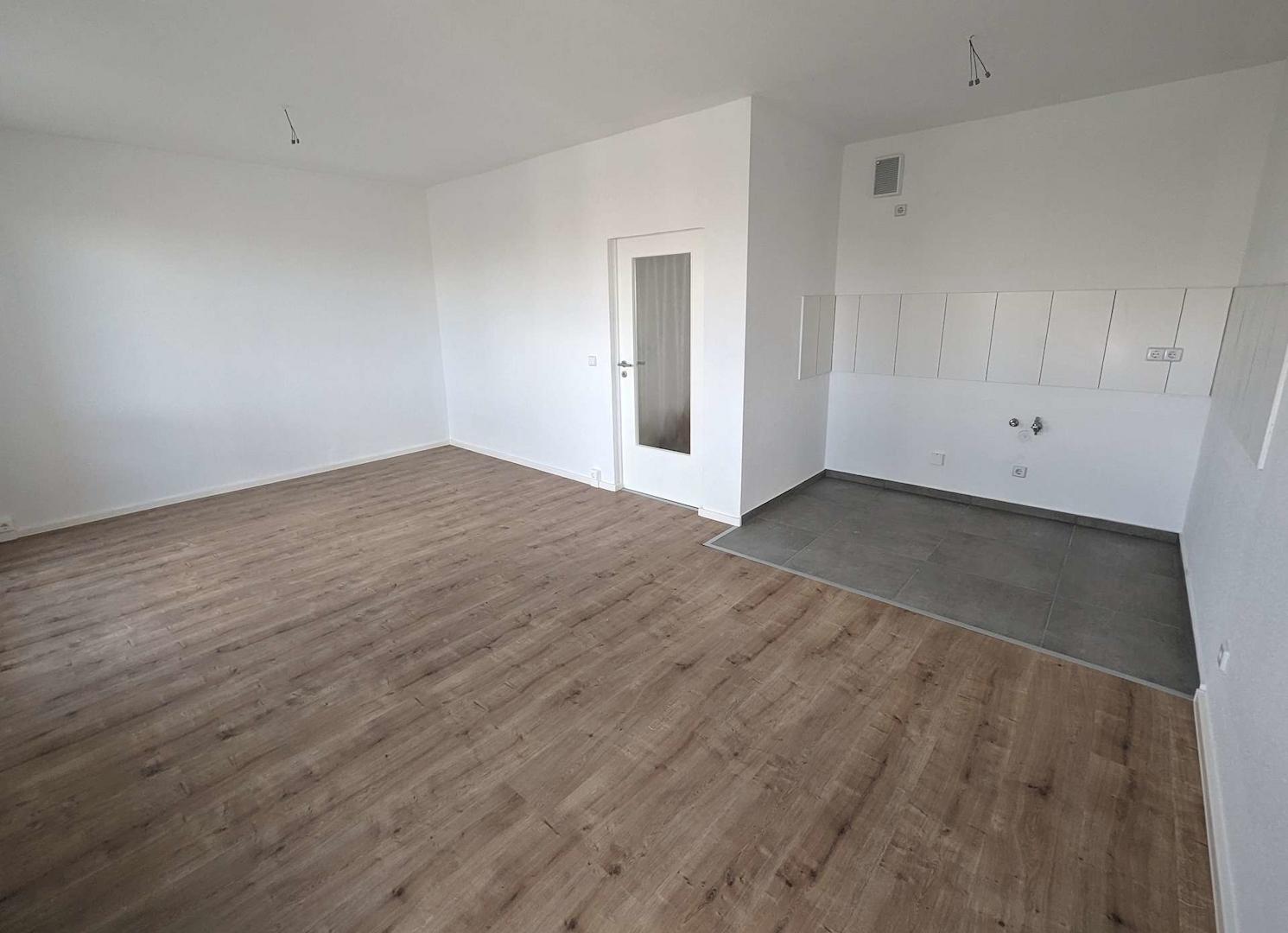 Wohnzimmer mit offener Küche (Referenzfoto)