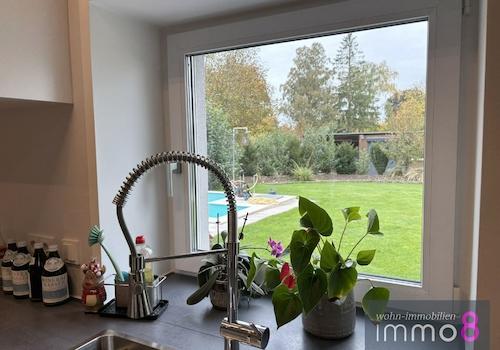 Blick beim Kochen in den Garten