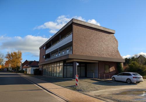 Aussenansicht mit Stellplätzen