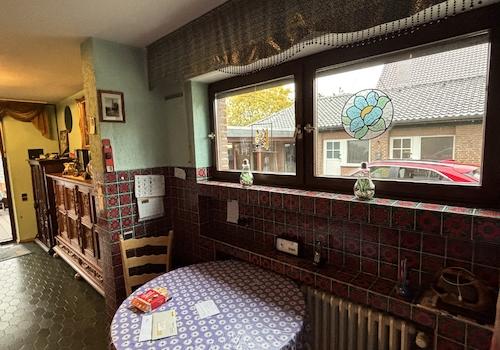 Küche mit Fenster und Blick zum Esszimmer