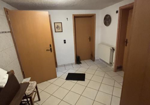 Kellerdiele mit vielen Türen