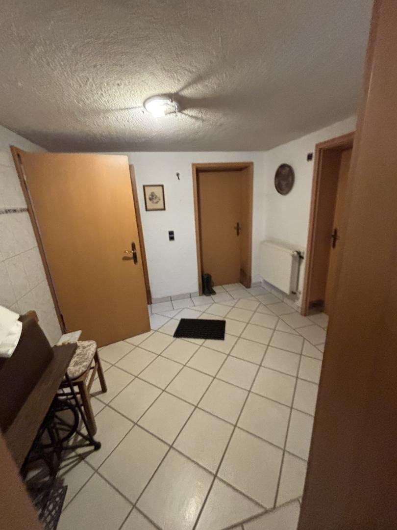 Kellerdiele mit vielen Türen