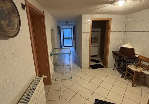 Kellerdiele mit Blick zum Hinterausgang