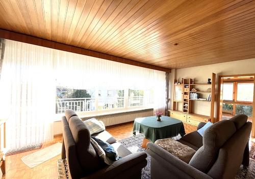 Wohnzimmer mit Blick zum Balkon EG