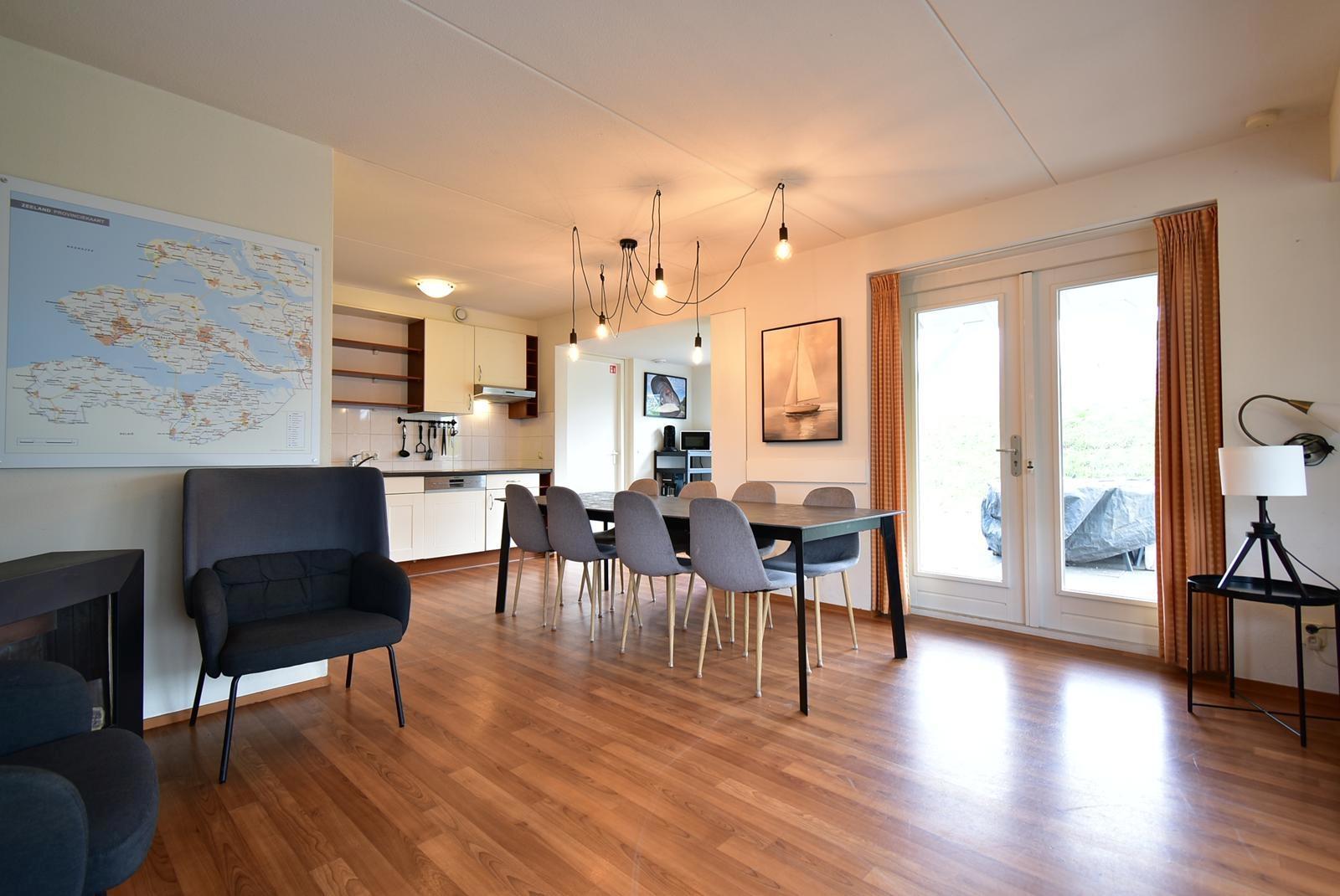 chalet-kaufen-summio-park-aquadelta-bruinisse-niederlande-wohnzimmer-essbereich-terrassentuer-2025