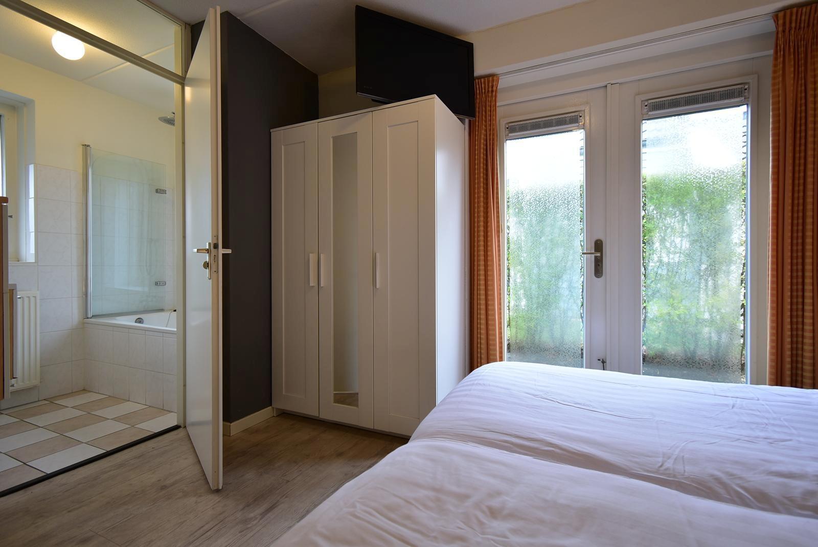 chalet-kaufen-summio-park-aquadelta-bruinisse-niederlande-hauptschlafzimmer-ensuite-badezimmer-2025