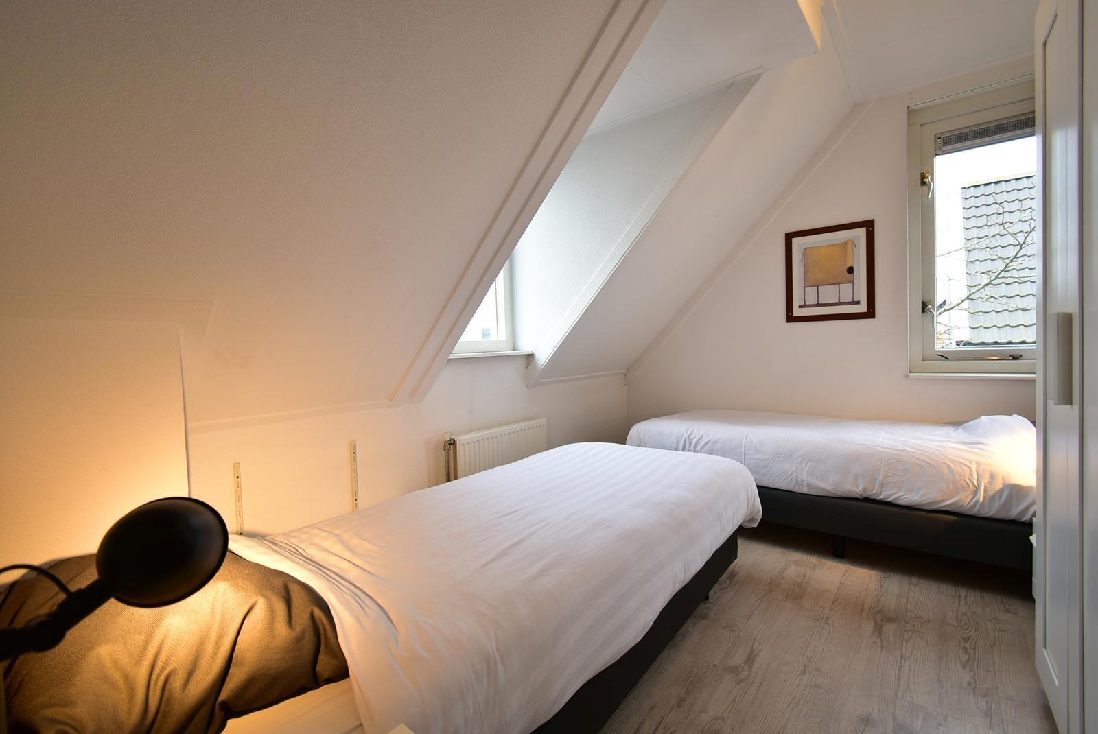 chalet-kaufen-summio-park-aquadelta-bruinisse-niederlande-schlafzimmer-obergeschoss-zwei-betten-2025