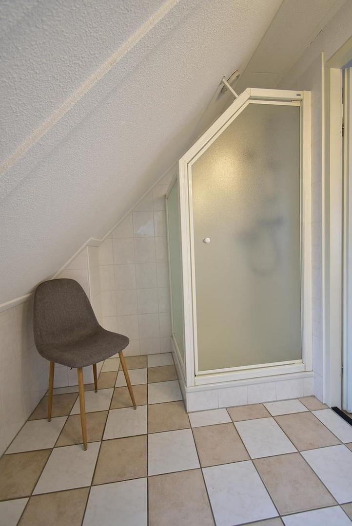 chalet-kaufen-summio-park-aquadelta-bruinisse-niederlande-badezimmer-oben-duschkabine-2025