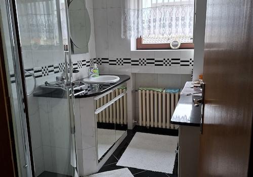 Bad mit Dusche im OG