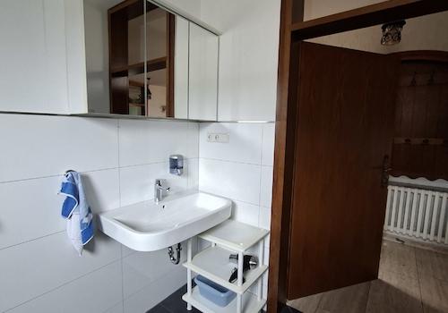 Bad im EG mit Blick zum Ausgang