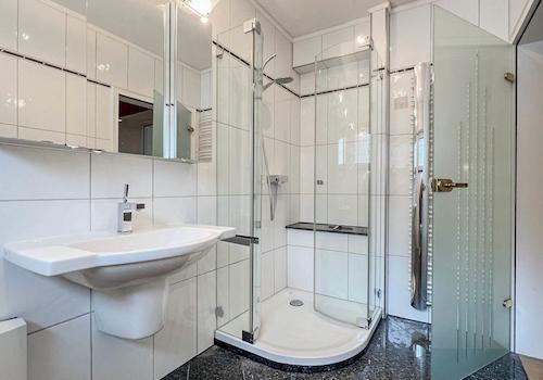 modernes Duschbad