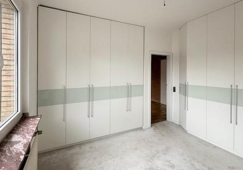 mit Einbauschränken