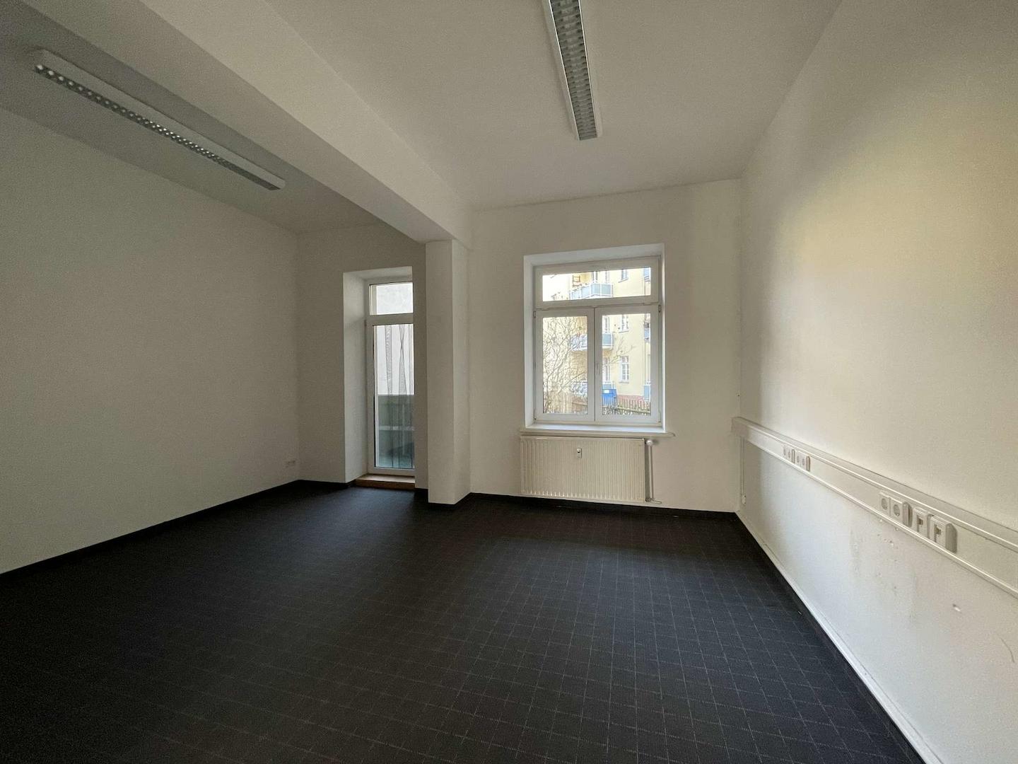 Büro mit Balkonzugang