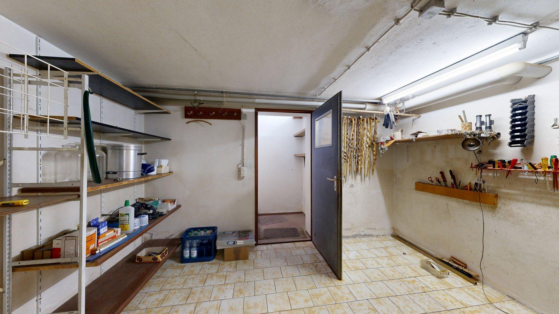 Kellerraum mit Zugang zur Garage