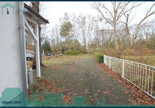 Zufahrt mit Stellplätzen (2)