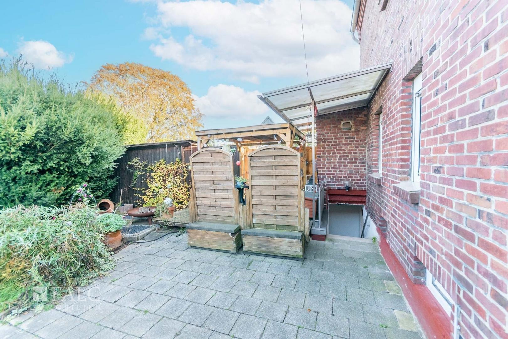 Terrasse und Hof