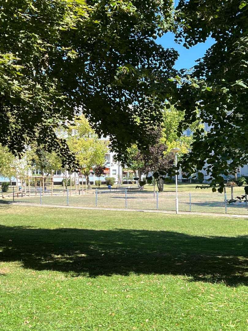 Großer Innenhof mit Spielplatz