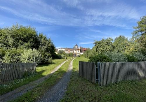 Einfahrt von hinten in den Garten und zum Wohnhaus