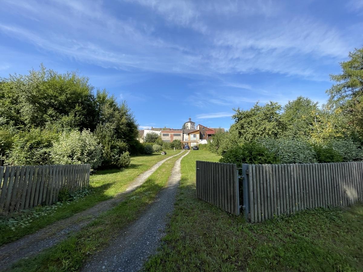 Einfahrt von hinten in den Garten und zum Wohnhaus