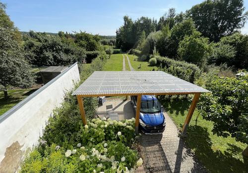 Blick in den Garten mit Carport für 2 Autos