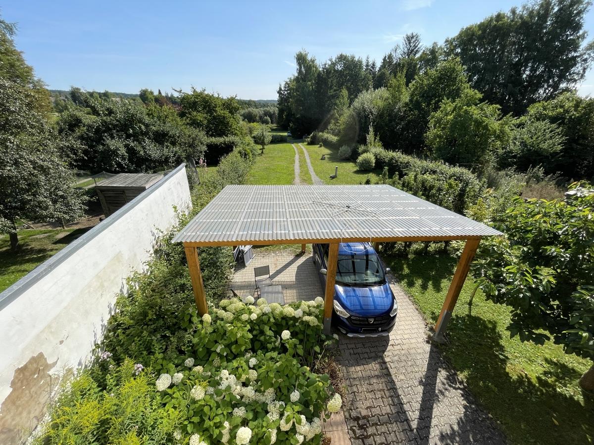 Blick in den Garten mit Carport für 2 Autos