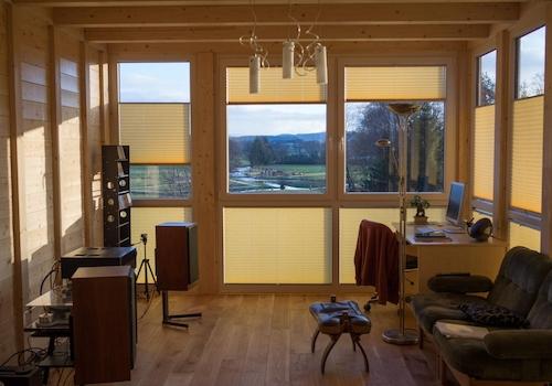 Blick in den Wintergarten mit Blick in das Gartenschaugelände